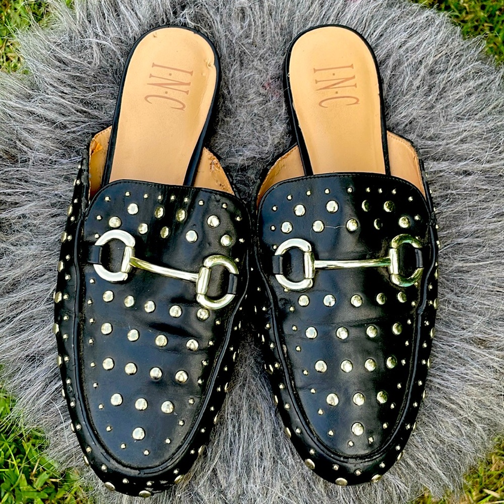 INC black hardware metallic round toe slip
